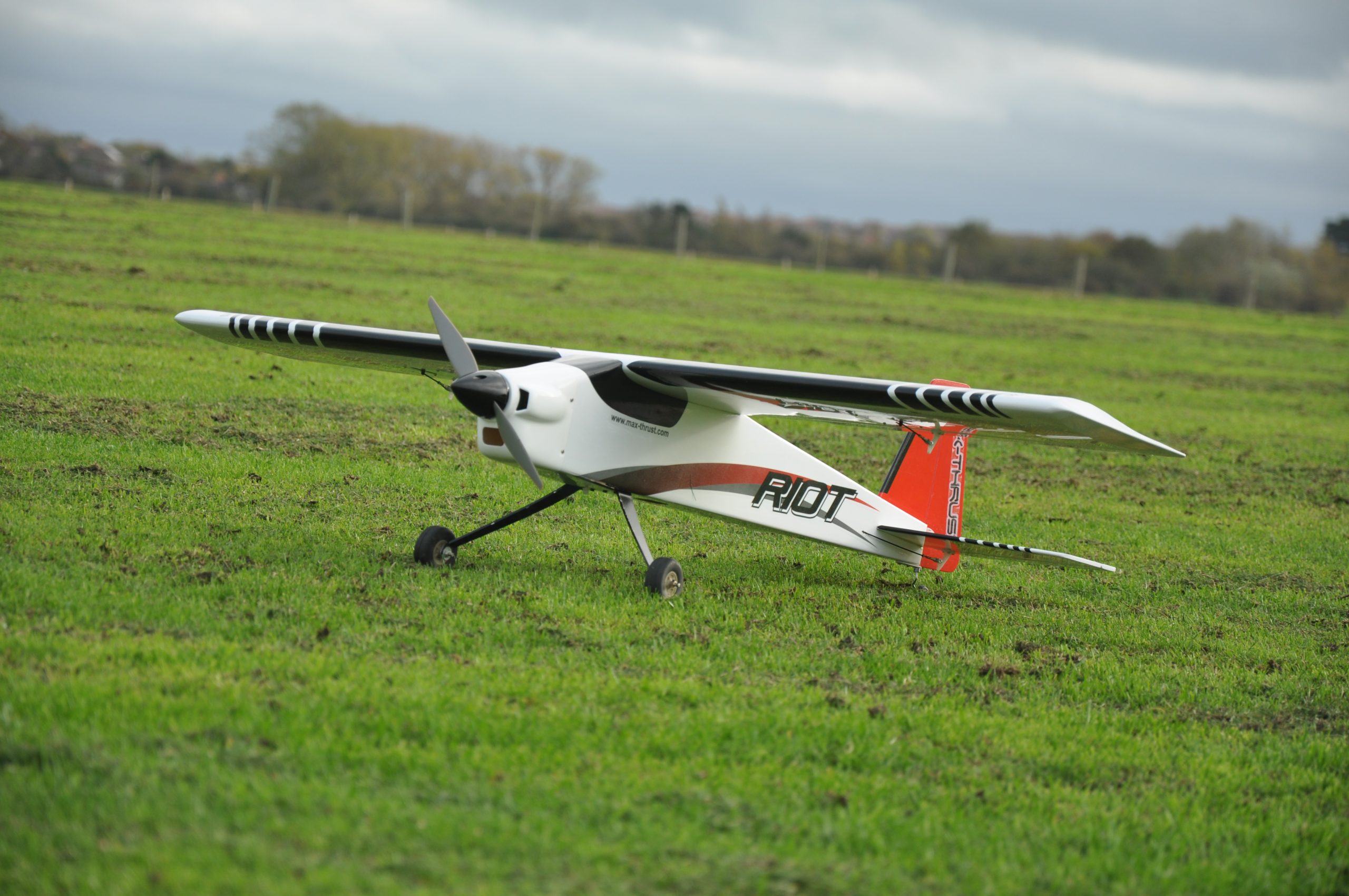 MAX THRUST PRO-BUILT BALSA RIOT KIT RED - IC OR ELECTRIC