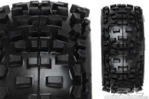 PRO-LINE BADLANDS 3.8 MOUNTED ON BLACK DESPERADO OFFSET WHEEL (17MM)