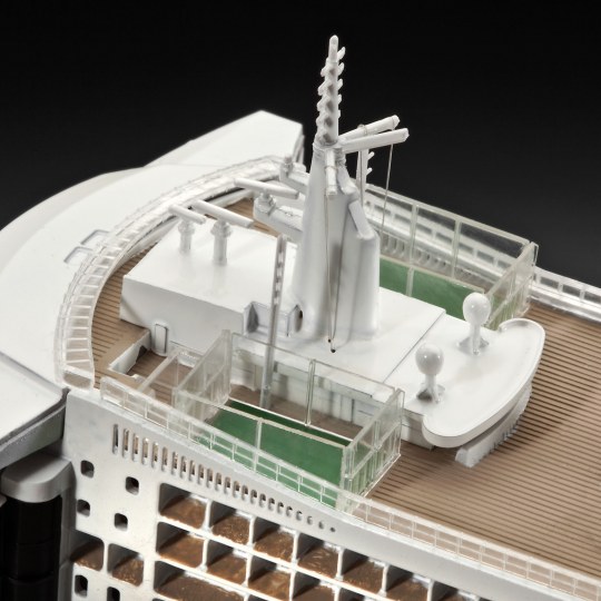 Revell Queen Mary 2 1/700 RV05231 - Image 3