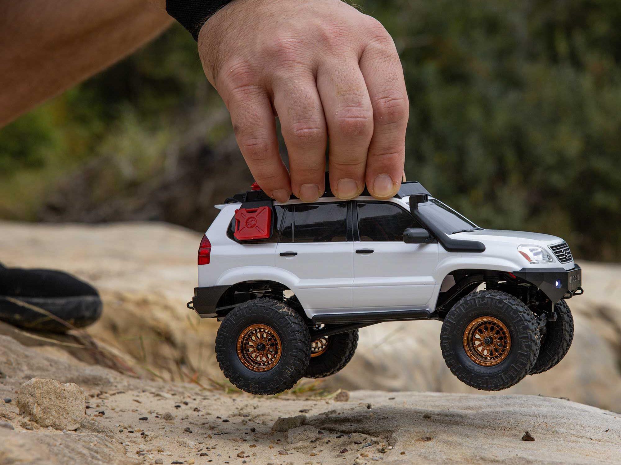 1/24 SCX24 Lexus GX 470 4WD Rock Crawler RTR White - Image 11