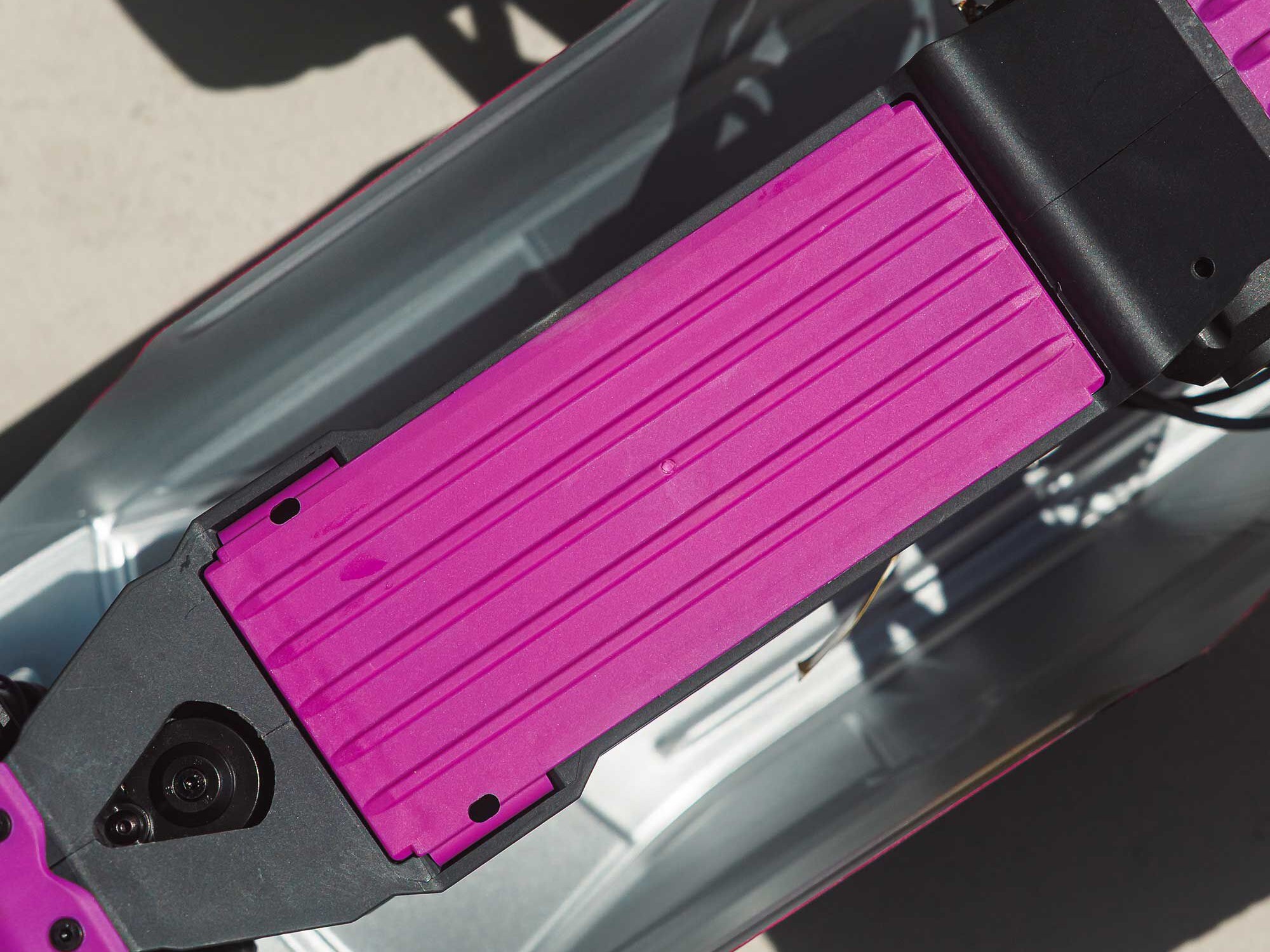 Arrma 1/10 GORGON MEGA 550 2WD MT with Battery Charger Purple C-ARA3230ST4 - Image 17