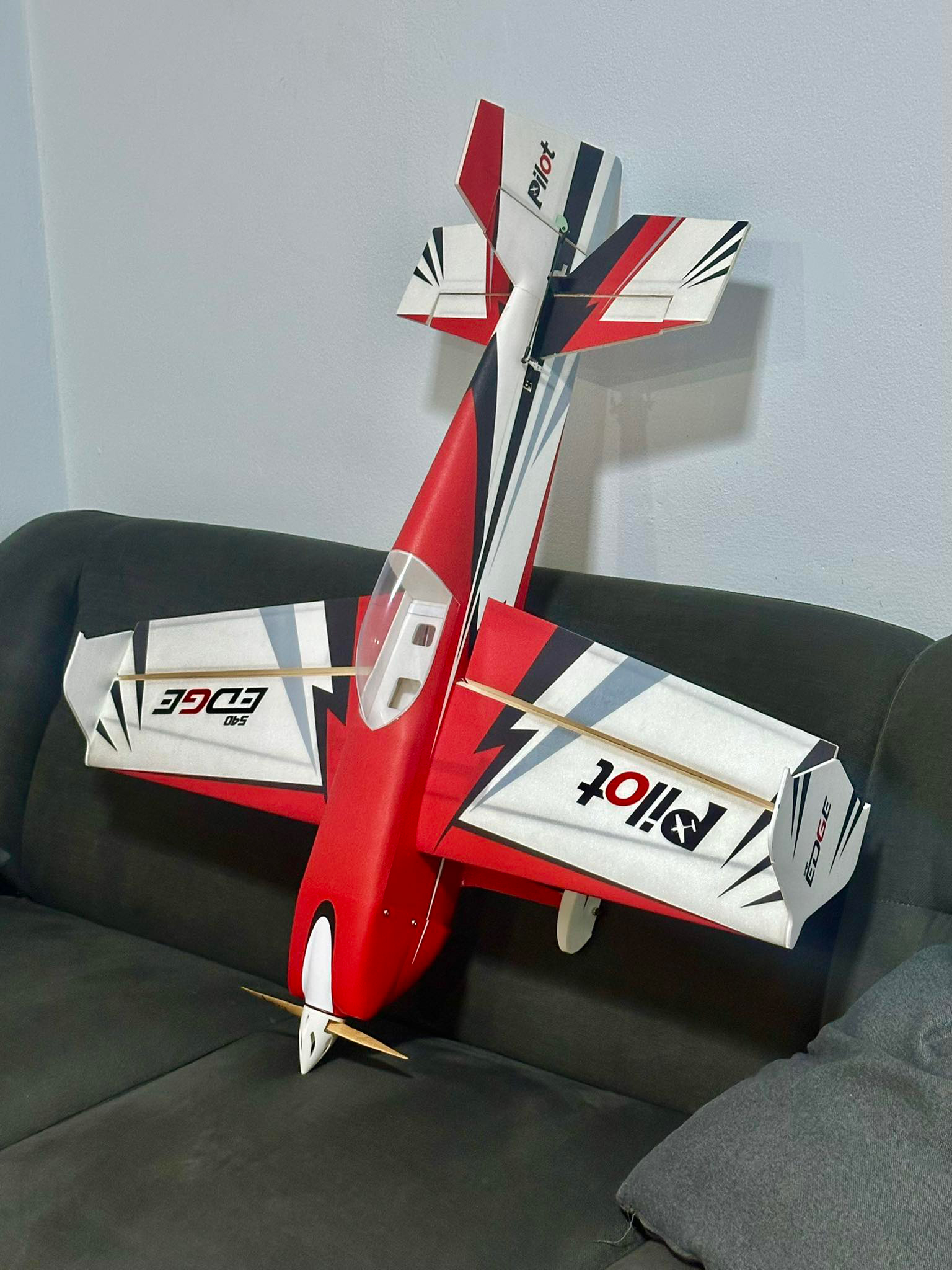 Pilot-RC EDGE 540 39in (0.9m) Foam ARF PIL851